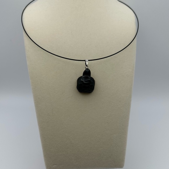 Obsidian turtle carving pendant on wire choker with silver hardware - Picture 4 of 8